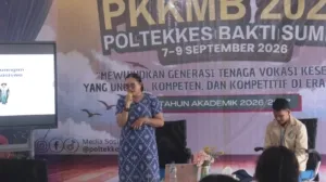 Wadir II Poltekkes Bakti Sumba, Stevy Kura, saat memberikan pembekalan kepada mahasiswa baru dalam kegiatan PPKMB Tahun Akademik 2026/2027 (Johan Sogara/Lintas Sumba)