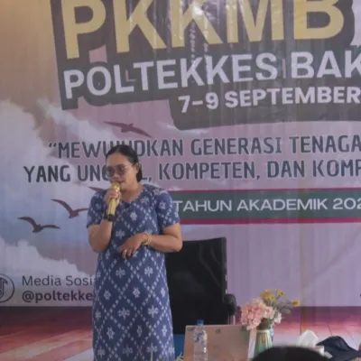 Wadir II Poltekkes Bakti Sumba, Stevy Kura, saat memberikan pembekalan kepada mahasiswa baru dalam kegiatan PPKMB Tahun Akademik 2026/2027 (Johan Sogara/Lintas Sumba)