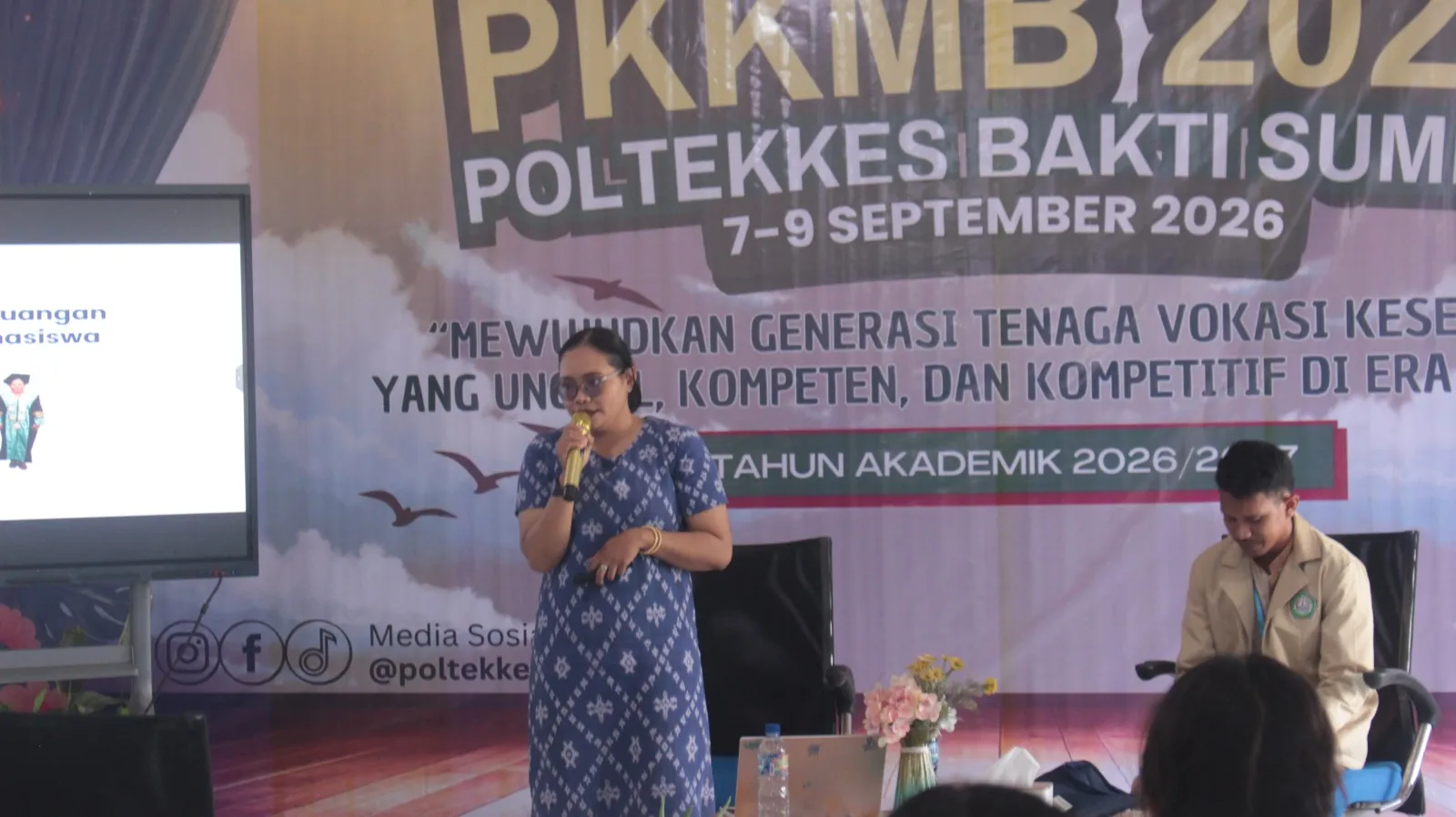 Wadir II Poltekkes Bakti Sumba, Stevy Kura, saat memberikan pembekalan kepada mahasiswa baru dalam kegiatan PPKMB Tahun Akademik 2026/2027 (Johan Sogara/Lintas Sumba)