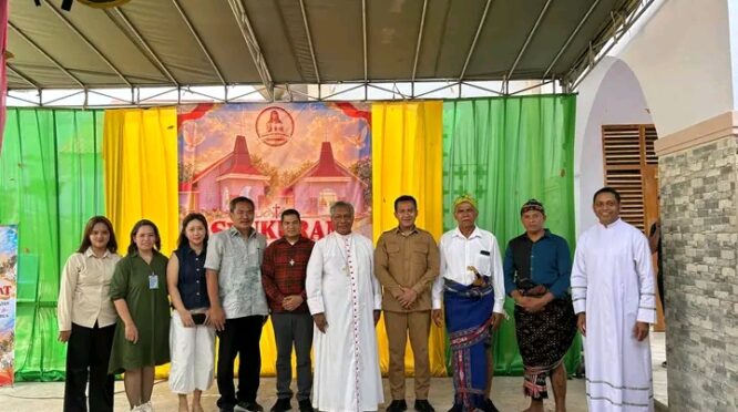 Wakil Bupati Angga Kaka bersama Uskup Keuskupan Weetabula, Mgr. Edmund Woga, C.SS.R., para imam, tokoh masyarakat, panitia pembangunan, serta umat dalam acara peresmian dan pemberkatan Gereja Santo Mateus Stasi Dokabila, Paroki Hati Kudus Yesus Weekombaka (Kominfo Sumba Barat Daya)
