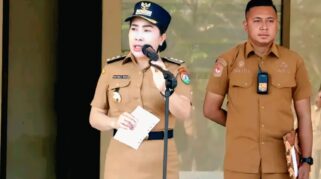 Bupati Sumba Barat Daya (SBD), Ratu Ngadu Bonu Wulla, saat memimpin pelaksanaan Apel Gabungan lingkup Pemerintah Kabupaten SBD, pada Senin, 5 Oktober 2026.