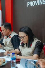 Dari kiri ke kanan, Simon Petrus Nilli, Yunus Takandewa, Lili Adoe, dan Anton Landi saat memberikan keterangan terkait langkah PDI Perjuangan NTT dalam penanganan dampak gempa Sumba (Johan Sogara/Lintas Sumba)