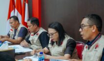 Dari kiri ke kanan, Simon Petrus Nilli, Yunus Takandewa, Lili Adoe, dan Anton Landi saat memberikan keterangan terkait langkah PDI Perjuangan NTT dalam penanganan dampak gempa Sumba (Johan Sogara/Lintas Sumba)