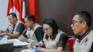 Dari kiri ke kanan, Simon Petrus Nilli, Yunus Takandewa, Lili Adoe, dan Anton Landi saat memberikan keterangan terkait langkah PDI Perjuangan NTT dalam penanganan dampak gempa Sumba (Johan Sogara/Lintas Sumba)