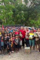 Wakil Ketua DPD PDI Perjuangan NTT Bidang Politik sekaligus Korwil Sumba, Anton Landi, Ketua DPC PDIP SBD yang juga Wakil Bupati SBD, Dominikus A. Rangga Kaka, bersama sejumlah fungsionaris dan simpatisan partai saat menyalurkan bantuan sembako di Kecamatan Kodi Bangedo (Johan Sogara/Lintas Sumba)