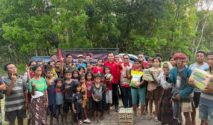 Wakil Ketua DPD PDI Perjuangan NTT Bidang Politik sekaligus Korwil Sumba, Anton Landi, Ketua DPC PDIP SBD yang juga Wakil Bupati SBD, Dominikus A. Rangga Kaka, bersama sejumlah fungsionaris dan simpatisan partai saat menyalurkan bantuan sembako di Kecamatan Kodi Bangedo (Johan Sogara/Lintas Sumba)