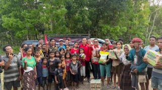 Wakil Ketua DPD PDI Perjuangan NTT Bidang Politik sekaligus Korwil Sumba, Anton Landi, Ketua DPC PDIP SBD yang juga Wakil Bupati SBD, Dominikus A. Rangga Kaka, bersama sejumlah fungsionaris dan simpatisan partai saat menyalurkan bantuan sembako di Kecamatan Kodi Bangedo (Johan Sogara/Lintas Sumba)