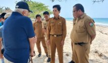 Oktavianus Dapa Deda (paling kanan) bersama jajaran Pemkab SBD saat meninjau pesisir Pantai Mananga Aba. Pemilik Hotel Mario, Aloysius Purwa (kiri berbaju biru), turut hadir dalam peninjauan ini (Johan Sogara/Lintas Sumba)