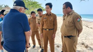 Oktavianus Dapa Deda (paling kanan) bersama jajaran Pemkab SBD saat meninjau pesisir Pantai Mananga Aba. Pemilik Hotel Mario, Aloysius Purwa (kiri berbaju biru), turut hadir dalam peninjauan ini (Johan Sogara/Lintas Sumba)
