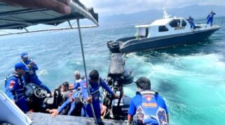 Personel Ditpolairud Polda NTT mengamankan kapal yang diduga digunakan untuk menangkap ikan menggunakan bahan peledak di perairan Suleng Waseng, Solor, Kabupaten Flores Timur, pada 14 Oktober 2026. Dalam penindakan tersebut, polisi mengamankan tiga orang terduga pelaku dan sejumlah barang bukti. (Humas Polda NTT/Tribrata News Polda NTT)