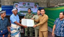 Wakil Bupati Sumba Barat Daya (SBD), Dominikus Alpawan Rangga Kaka, saat menyerahkan izin perhutanan sosial kepada Kelompok Tani Lede Linduna (Prokompi Sumba Barat Daya)