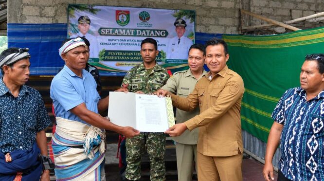 Wakil Bupati Sumba Barat Daya (SBD), Dominikus Alpawan Rangga Kaka, saat menyerahkan izin perhutanan sosial kepada Kelompok Tani Lede Linduna (Prokompi Sumba Barat Daya)